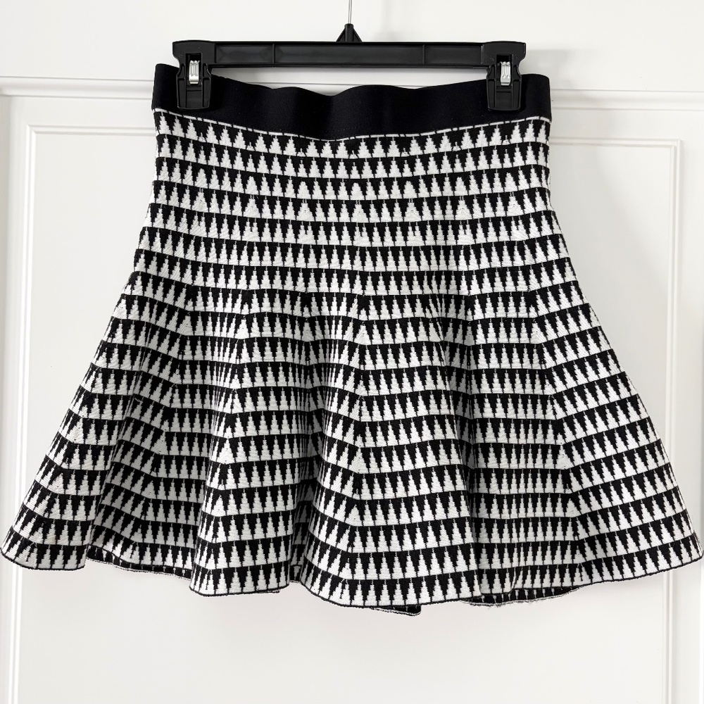 Forever 21 Black and White Stretch Knit Mini Skirt-L